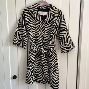 TRINA TURK BLACK AND CREAM LIGHTWEIGHT ZEBRA PRINT COAT WITH 3/4 SLEEVES SIZE 2